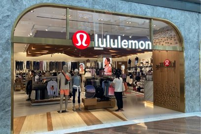 Marka zyskała światową rozpoznawalność dzięki łączeniu zaawansowanych technicznie materiałów z estet