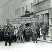 Manifestacja społeczności żydowskiej Dzierżoniowa w 1946 r., w rocznicę zakończenia wojny