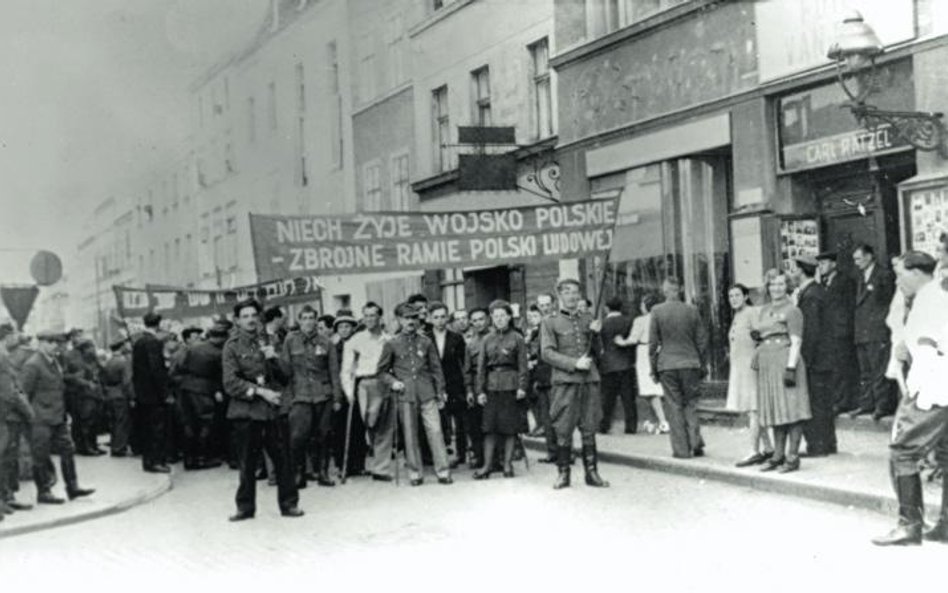 Manifestacja społeczności żydowskiej Dzierżoniowa w 1946 r., w rocznicę zakończenia wojny