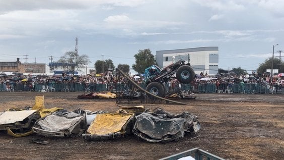 Monster truck pokonuje przeszkodę, chwilę później wjedzie w tłum widzów