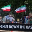 Demonstracja antywojenna przed główną bramą bazy lotniczej Sił Powietrznych USA