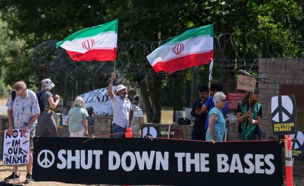 Demonstracja antywojenna przed główną bramą bazy lotniczej Sił Powietrznych USA