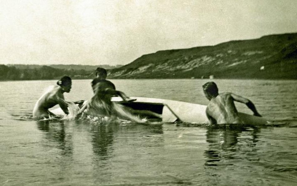 Wilno, 25 maja 1930 r., rzeka Wilia. Paweł Jasienica, Czesław Miłosz, Teodor Bujnicki i Stefan Jędry
