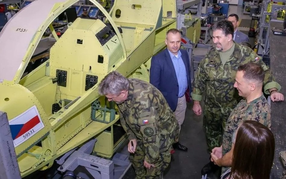 Szef Sztabu Generalnego Sił Zbrojnych Republiki Czeskiej gen. Aleš Opata po złożeniu podpisu na stru