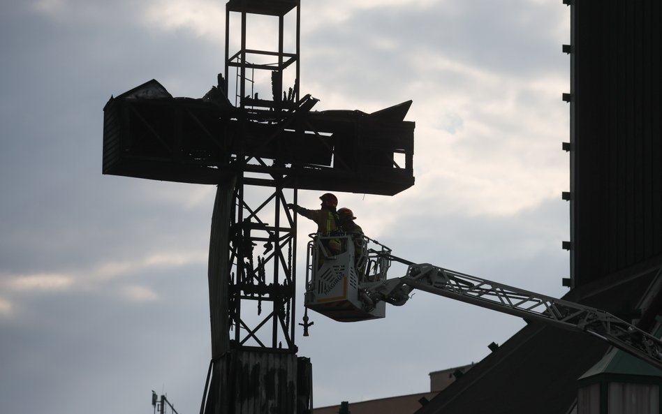 W kwietniu spłonął krzyż przed kościołem parafialnym św. Maksymiliana Marii Kolbego przy ulicy Rzymo