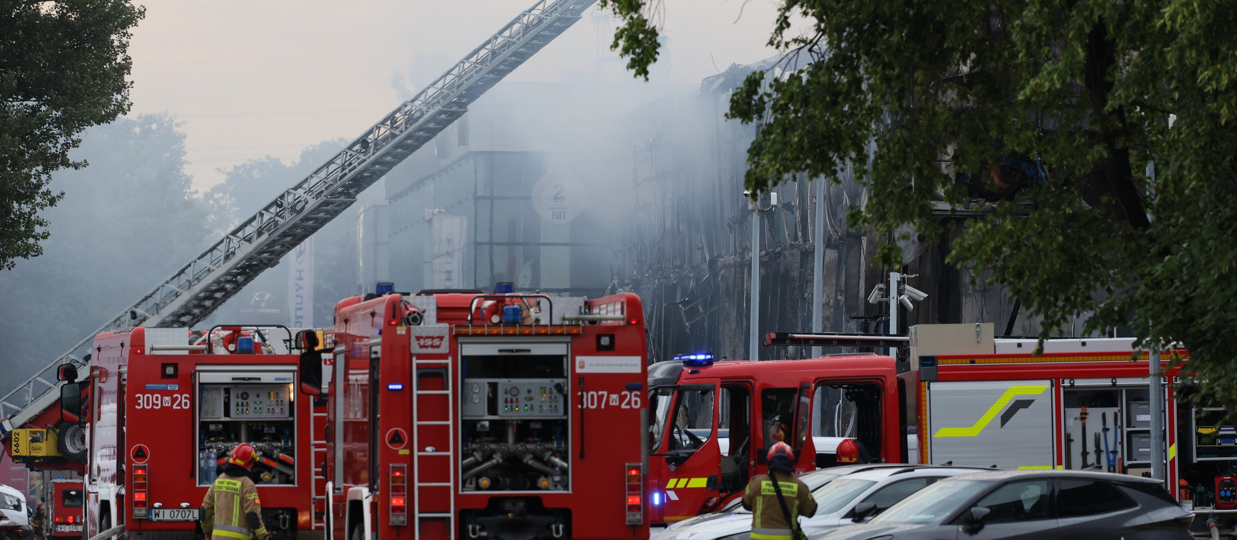 Ogromny pożar w Warszawie. Zniszczył salon i warsztat samochodowy