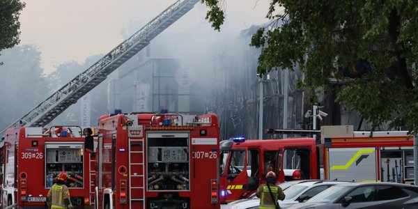 Massive fire engulfs Warsaw car showroom and workshop