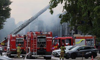 Kłęby dymu nad Warszawą. Ogień zajął warsztat i salon samochodowy