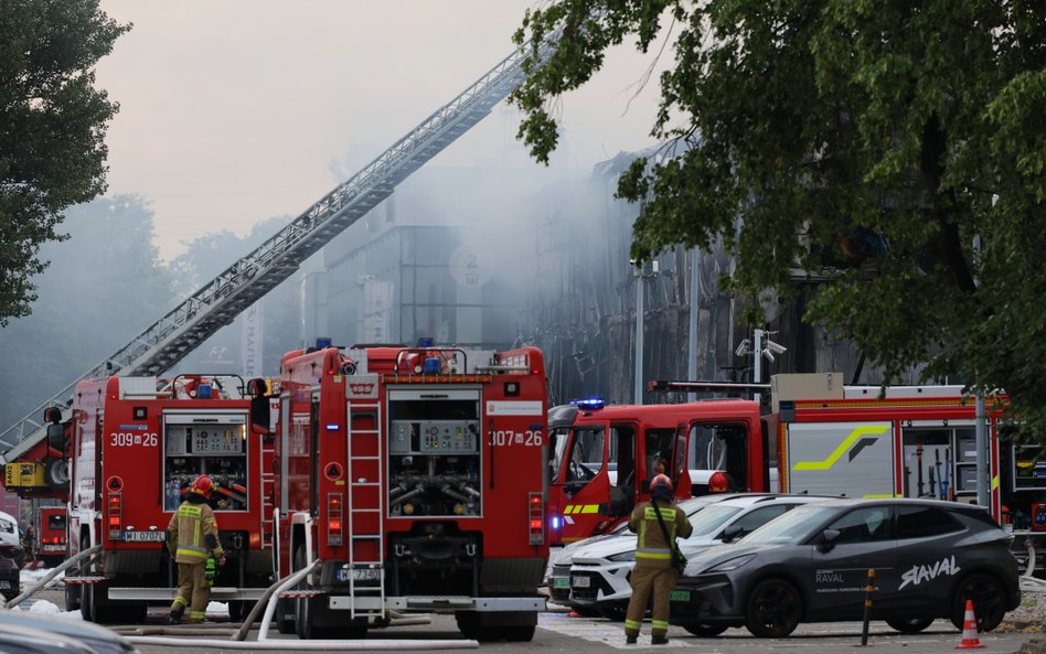 Kłęby dymu nad Warszawą. Ogień zajął warsztat i salon samochodowy