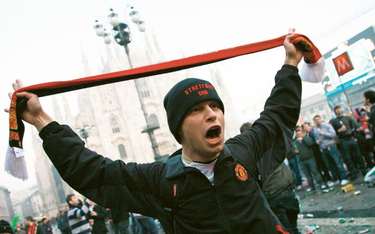 Fani Manchesteru United na placu Duomo w Mediolanie przed meczem Ligi Mistrzów z Interem, 24 lutego 