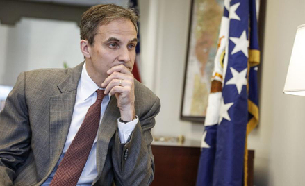 Dotychczasowy ambasador USA Paul W. Jones, który rozpoczął swą misję jesienią 2015 r., jest zawodowy