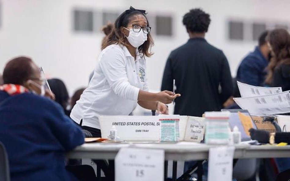 Liczenie głosów w Detroit. Michigan to jeden ze stanów, o które kandydaci toczyli najostrzejszą walk