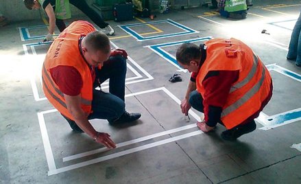 Pracownicy DB Schenker Logistics usprawniają pracę w sortowni paczek według metody lean