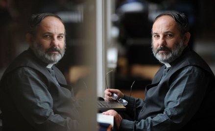 Ks. Tadeusz Isakowicz-Zaleski w Sejmie podczas protestu rodziców dzieci niepełnosprawnych domagający