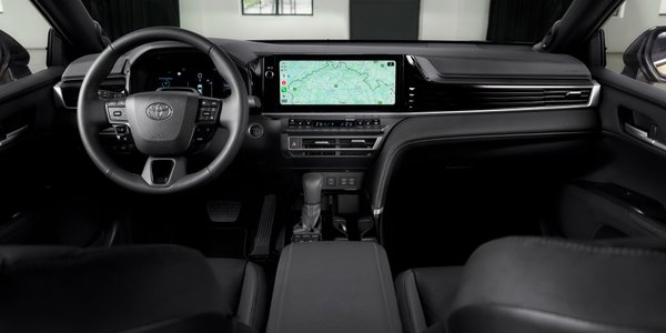 Toyota wzywa 655 tys. Camry do serwisu — problem z wyświetlaczem i kierunkowskazami