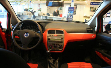 Fiat i Opel ciągną w górę rynek aut