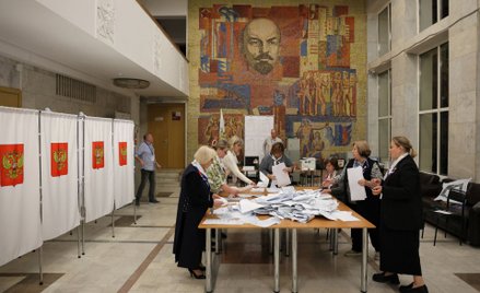 Podolsk pod Moskwą. Komisja wyborcza liczy głosy
