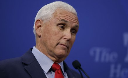 Mike Pence (na zdjęciu) trzyma się z daleka od jawnej krytyki Trumpa