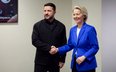Prezydent Ukrainy Wołodymyr Zełenski z przewodniczącą Komisji Europejskiej Ursulą von der Leyen podc