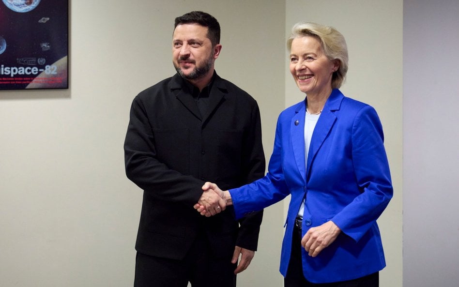 Prezydent Ukrainy Wołodymyr Zełenski z przewodniczącą Komisji Europejskiej Ursulą von der Leyen podc