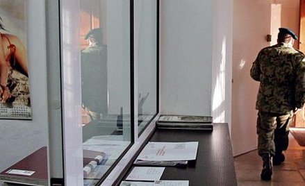 Wojsko jest chronione przez wybrane w przetargach firmy ochroniarskie oraz Oddziały Wart Cywilnych