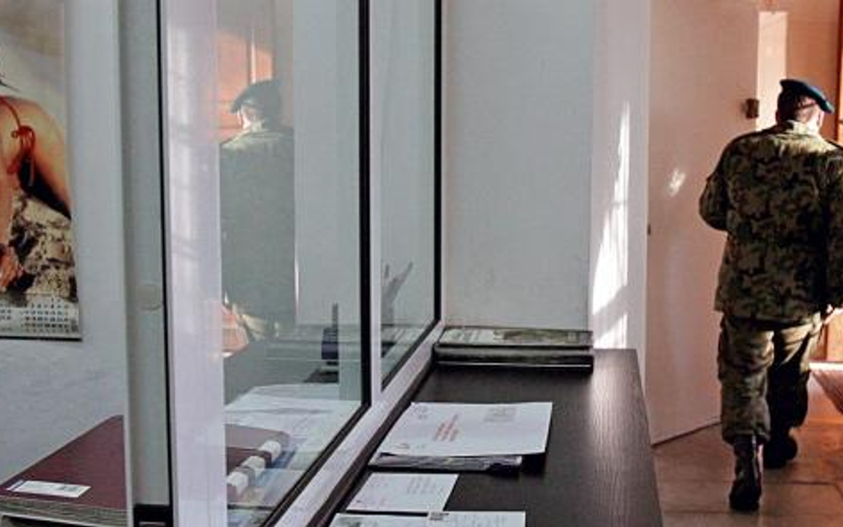 Wojsko jest chronione przez wybrane w przetargach firmy ochroniarskie oraz Oddziały Wart Cywilnych