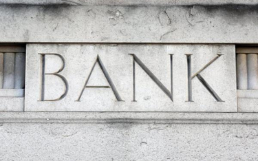 Cios w notowania banków