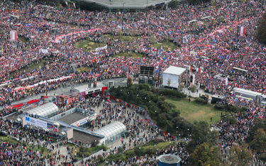 Uczestnicy Marszu Miliona Serc na ulicach Warszawy
