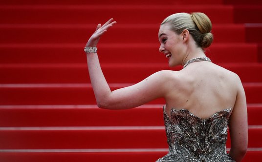 Aktorka Elle Fanning na „czerwonym dywanie” w Cannes.