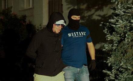 Roman Ż. (L) wyprowadzany po zakończeniu posiedzenia aresztowego z siedziby Sądu Rejonowego w Katowi
