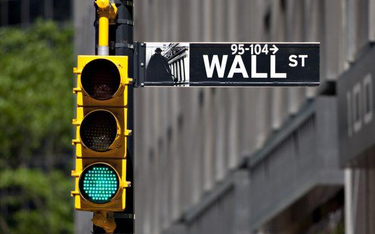 Wall Street w dół po danych i wypowiedziach członków Fed