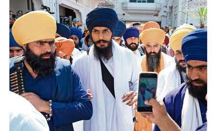 Amritpal Singh (w środku), przywódca Waris Punjab De i lider sikhijskich separatystów, w marcu odwie