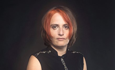 Anna Kańtoch nie jest niewolnikiem wykreowanych przez siebie postaci: porzuca je, bawi się nimi, zmi