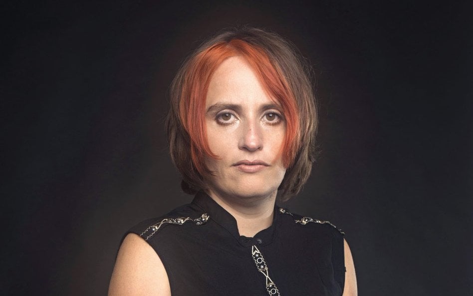 Anna Kańtoch nie jest niewolnikiem wykreowanych przez siebie postaci: porzuca je, bawi się nimi, zmi