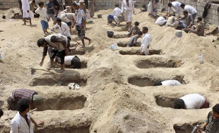 Dzień po ataku na szkolny autobus. Groby szykowane dla dzieci, na cmentarzu w prowincji Saada