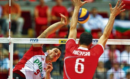 Atakuje Zbigniew Bartman. Jego kontuzja w końcówce meczu zaszkodziła polskiej drużynie
