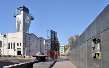 Spektakl „Co dla Pani/Pana znaczy być szczęśliwą/ym?” to przejmująca opowieść o poszukiwaniu sensu ż