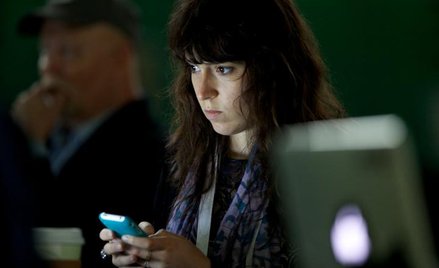 Użytkownik smartfona płaci wyższe rachunki