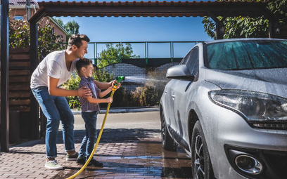 Czy można myć samochód przed swoim domem