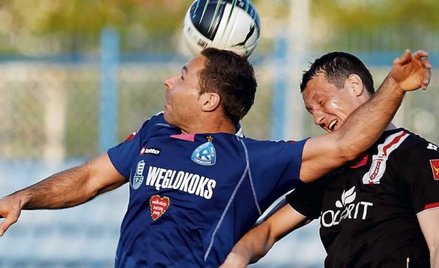 Paweł Abbott (Ruch, z lewej) walczy o piłkę z Michałem Łabędzkim (ŁKS). Ruch stracił ważne punkty w 