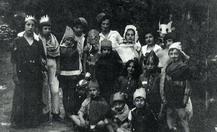 Dzieci ze szkoły żydowskiej „Tarbur” w czasie zabawy purimowej, 1934 rok