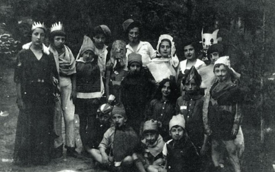 Dzieci ze szkoły żydowskiej „Tarbur” w czasie zabawy purimowej, 1934 rok