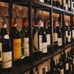 „Wino” wyprodukowane z wody i cukru trafiło do wielu sklepów i restauracji w całych Włoszech.