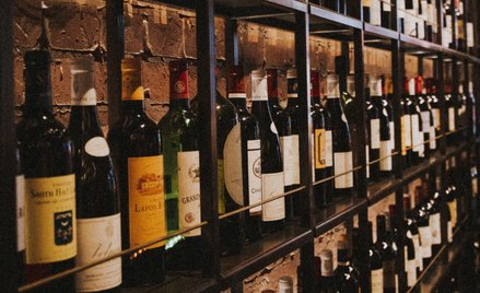 „Wino” wyprodukowane z wody i cukru trafiło do wielu sklepów i restauracji w całych Włoszech.