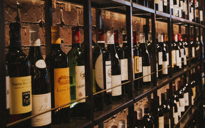 „Wino” wyprodukowane z wody i cukru trafiło do wielu sklepów i restauracji w całych Włoszech.