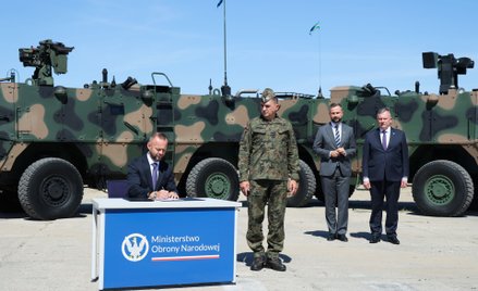 Uroczystość podpisania umowy wykonawczej nr 1 na zakup Lekkich Opancerzonych Transporterów Rozpoznaw
