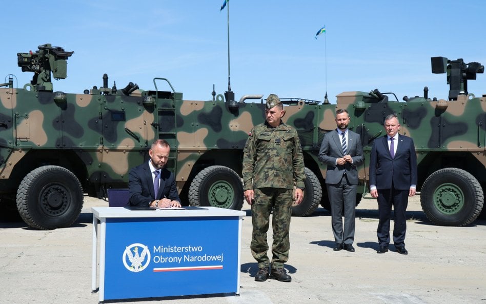 Uroczystość podpisania umowy wykonawczej nr 1 na zakup Lekkich Opancerzonych Transporterów Rozpoznaw
