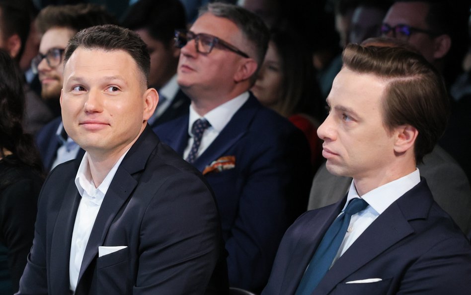 Liderzy Konfederacji Sławomir Mentzen i Krzysztof Bosak. Według sondażu Ipsos Konfederacja może licz