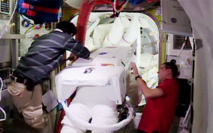 Astronauta Kjell Lindgren wychodzi na 6,5 godzinny spacer wokół stacji.