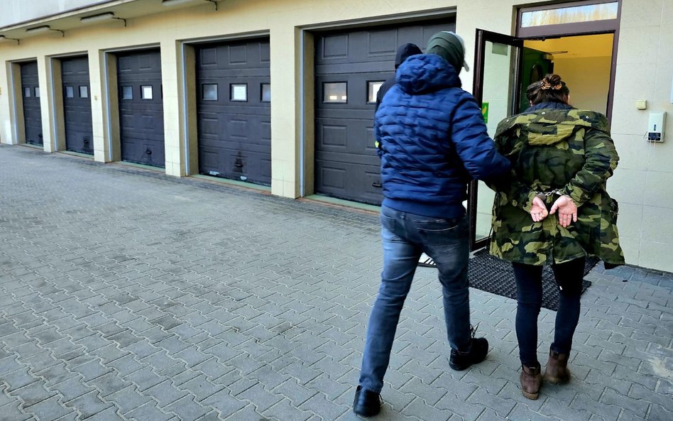 Po zatrzymaniu i dopełnieniu wszystkich niezbędnych formalności, 43-latka została przewieziona do za